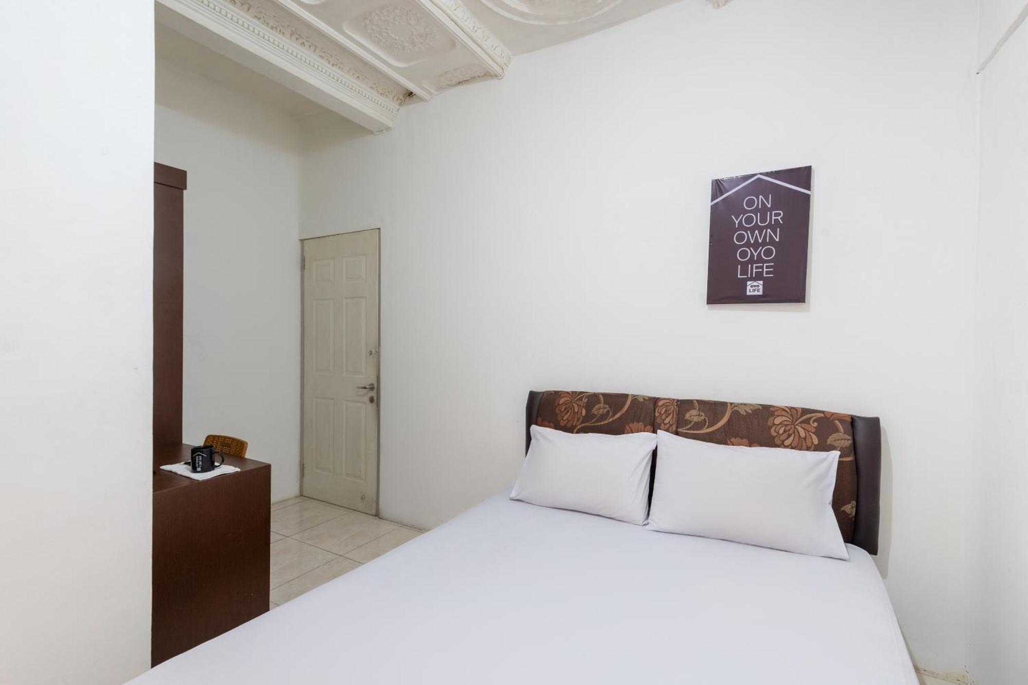 Oyo Life 2108 Griya Aisyah Hotel Surabaya