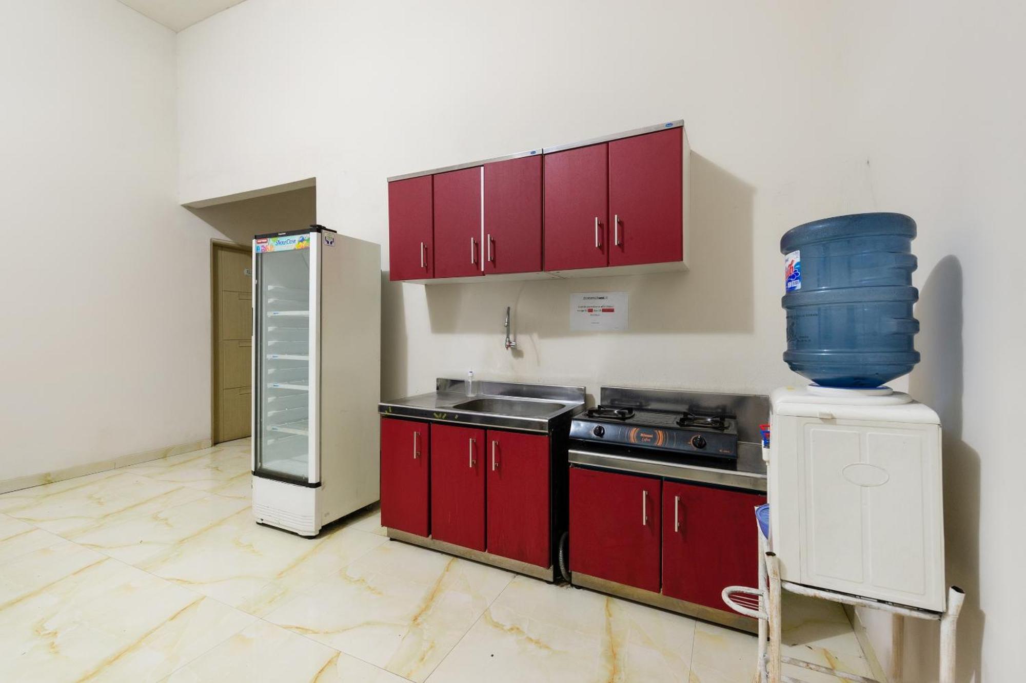 Oyo Life 2108 Griya Aisyah Hotel Surabaya